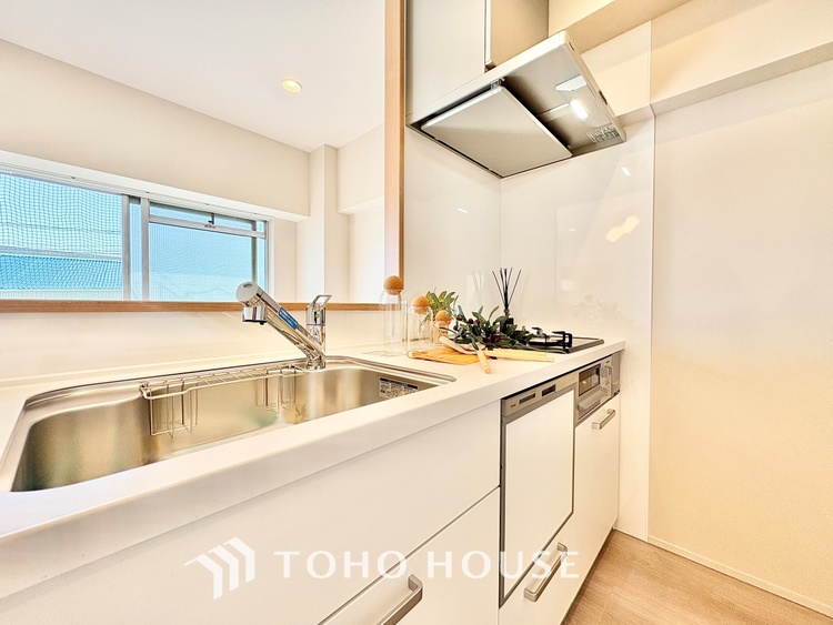 キッチン ◆キッチン◆美しく使いやすいキッチンは油汚れが簡単に拭き取れる素材で加工されており、浄水器シャワーから流す水の音を軽減する静かなシンクを採用。見えないところにさり気ない配慮が嬉しいですね