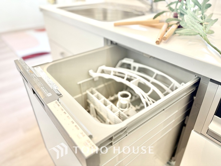 キッチン ◆今宵の食卓◆ダウンライトに反射するグラスを眺めながらワインを注ぐ。トクトクと心地いい音をさせながら、フランスの古城を思わせる薫りがたちこめ、とても幸せな時を過ごせる。