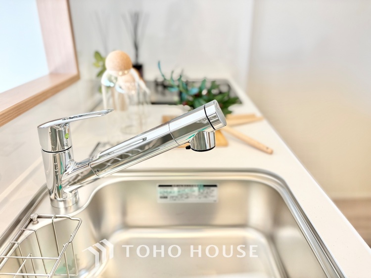 キッチン ◆キッチン◆美味しい料理を作りたくなるような気持にさせてくれる、腕を振るえる自慢のスペース。見上げると柔らかなダウンライトが包み込み、彩りを添えます。艶と光沢のある居心地の良いわが家のキッチン。