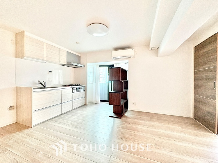 内装 ◆リビング◆そこには目を輝かせ笑顔で見つめてくれる君がいて、「おかえり」の言葉がこだまする。何気ない日々の挨拶は僕にとっては幸せで、同時に君の瞳にも恋している。