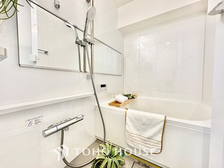 風呂 ◆浴室◆の温もりを感じ、ふわりと寄り添う太陽の妖精たちが自然と僕達を微睡ませる。うとうとしたい訳ではないがそんな時間が嫌いじゃない自分がここにいる。