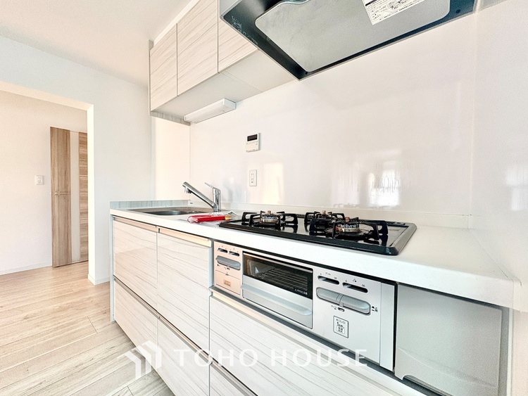 キッチン ◆キッチン◆美しく使いやすいキッチンは油汚れが簡単に拭き取れる素材で加工されており、浄水器シャワーから流す水の音を軽減する静かなシンクを採用。見えないところにさり気ない配慮が嬉しいですね