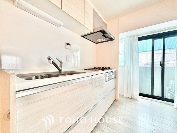 キッチン ◆今宵の食卓◆ダウンライトに反射するグラスを眺めながらワインを注ぐ。トクトクと心地いい音をさせながら、フランスの古城を思わせる薫りがたちこめ、とても幸せな時を過ごせる。