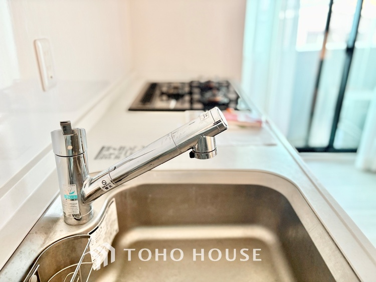 キッチン ◆キッチン◆美味しい料理を作りたくなるような気持にさせてくれる、腕を振るえる自慢のスペース。見上げると柔らかなダウンライトが包み込み、彩りを添えます。艶と光沢のある居心地の良いわが家のキッチン。