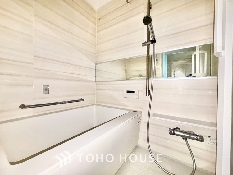 風呂 ◆浴室◆の温もりを感じ、ふわりと寄り添う太陽の妖精たちが自然と僕達を微睡ませる。うとうとしたい訳ではないがそんな時間が嫌いじゃない自分がここにいる。