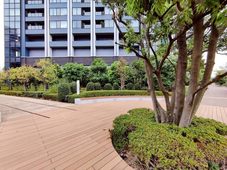 その他 【中庭】マンションの敷地内には、中庭もございます。