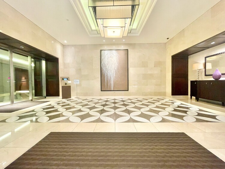 エントランス 綺麗に整備されており、行き届いた管理体制をうかがわせます。