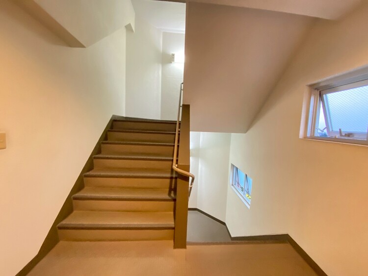 その他 共用部の階段です。明るく清潔に管理されています。