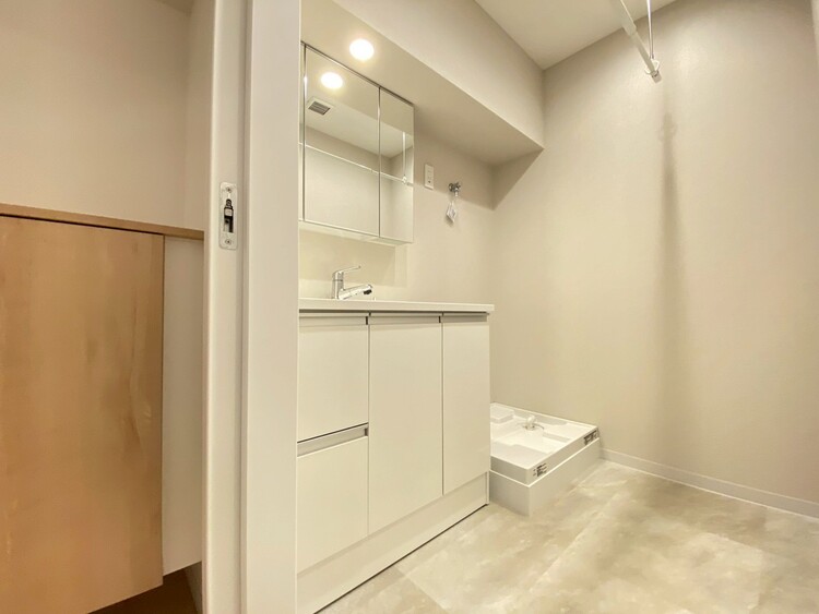 その他 清潔感を感じられる洗面化粧台。