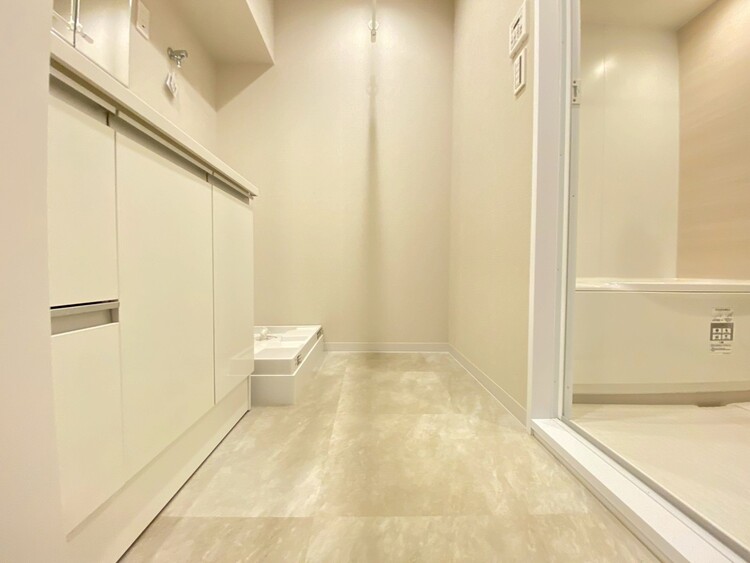 その他 十分な広さの脱衣所。