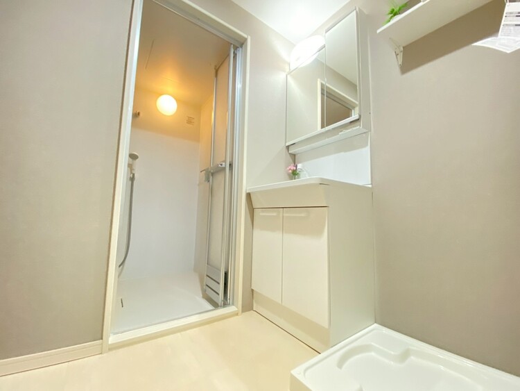 その他 清潔感を感じられる洗面化粧台。