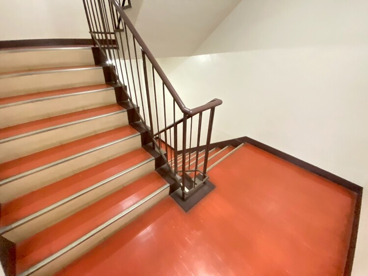 その他 共用部の階段です。明るく清潔に管理されています。