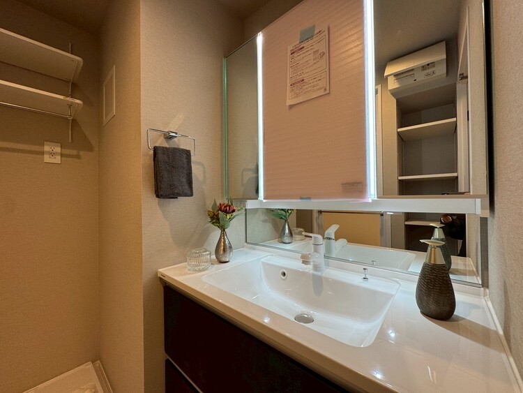 その他 清潔感を感じられる洗面化粧台。