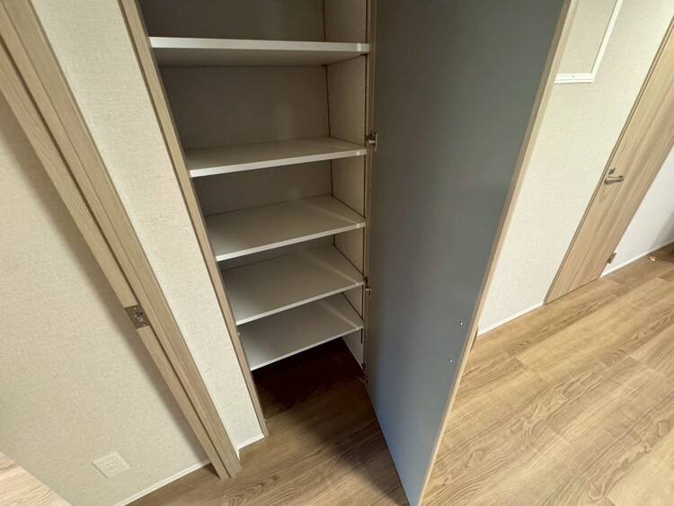 収納 家電やスーツケース、ストック品など何でも片付く嬉しい空間です。