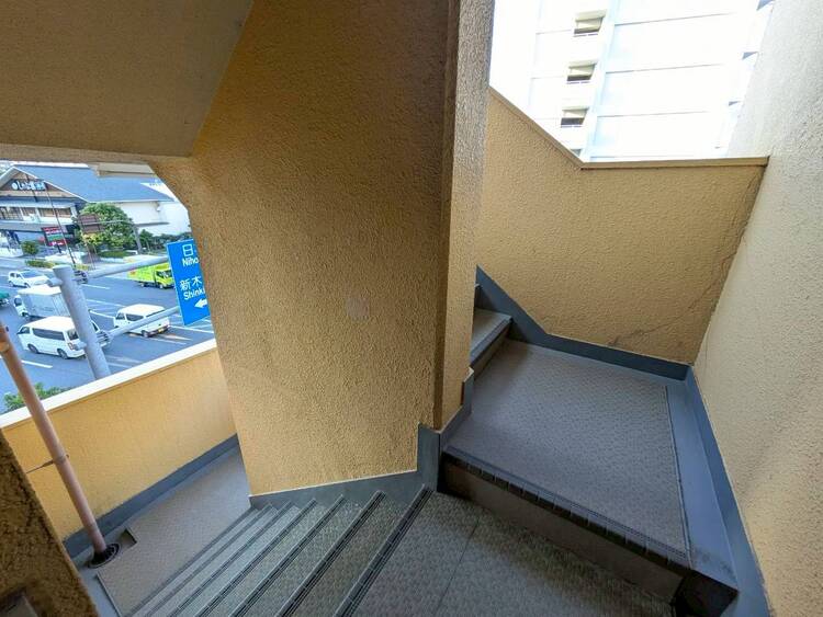 設備 共用部の階段です。明るく清潔に管理されています。