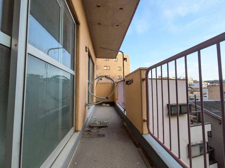 バルコニー 朝の澄んだ空気や、夕方に吹く清々しい風を感じられるバルコニー。