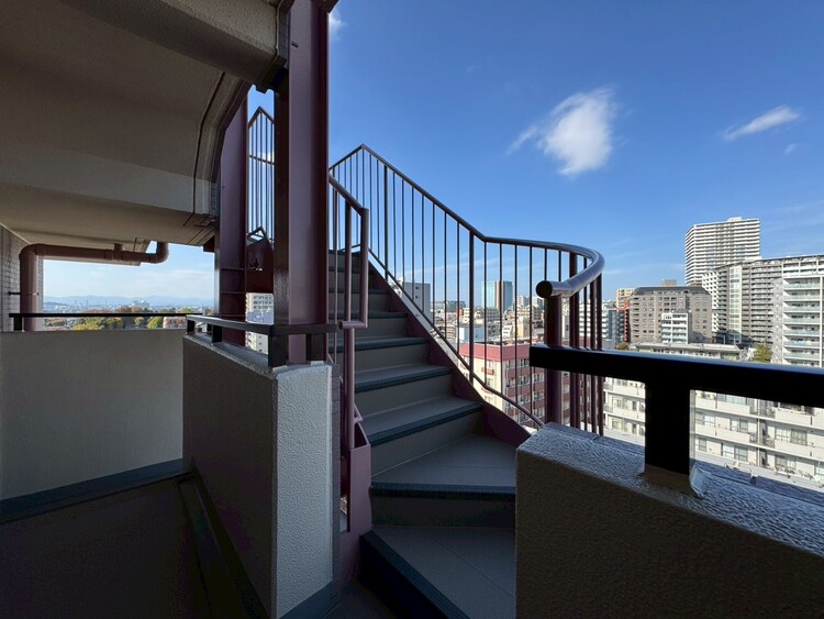 その他 共用部の階段です。明るく清潔に管理されています。