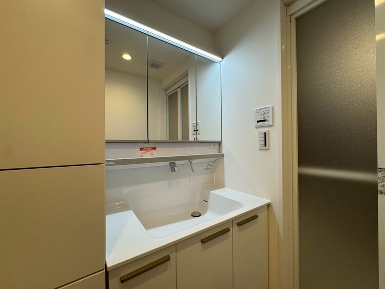 その他 清潔感を感じられる洗面化粧台。