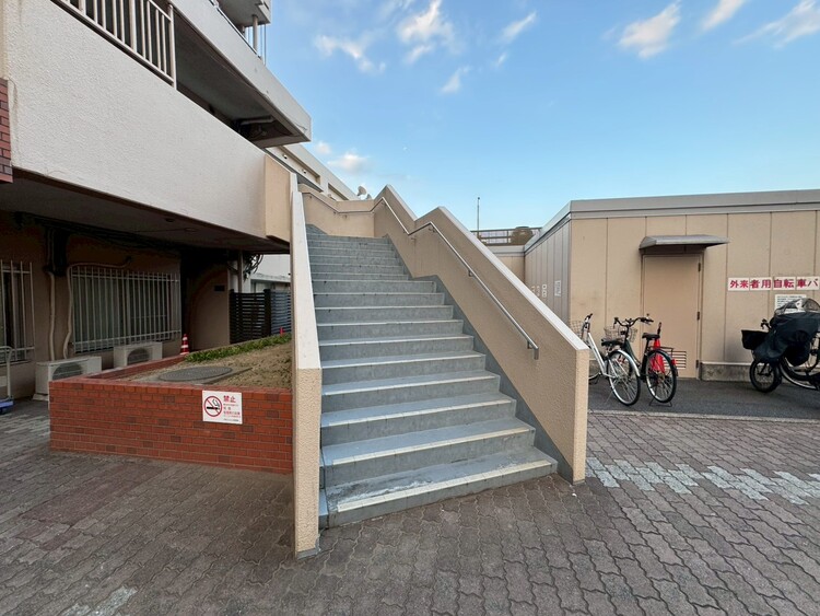 その他 共用部の階段です。明るく清潔に管理されています。
