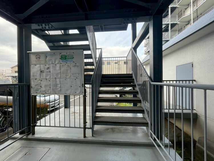 その他 共用部の階段です。明るく清潔に管理されています。