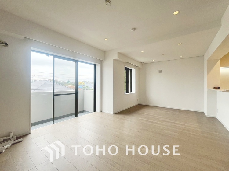 内装 現在改装中◆Sunshine◆光が燦々と入り、いるだけで気持ちいい。「開放的でゆとりあるお部屋です。」