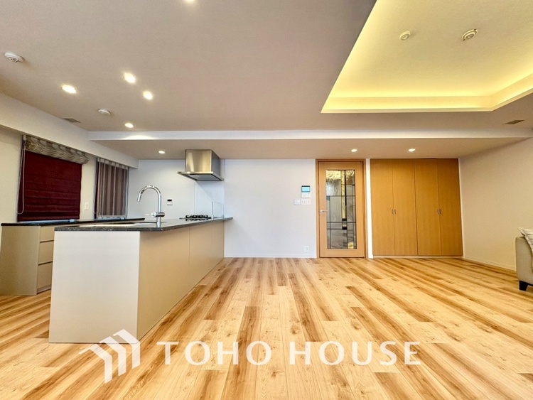 内装 【LIVING】◆陽光◆が差し込む。この開放的なLDKに家族の笑顔が集う。家族が一緒に過ごす空間は明るく、そして居心地よく。