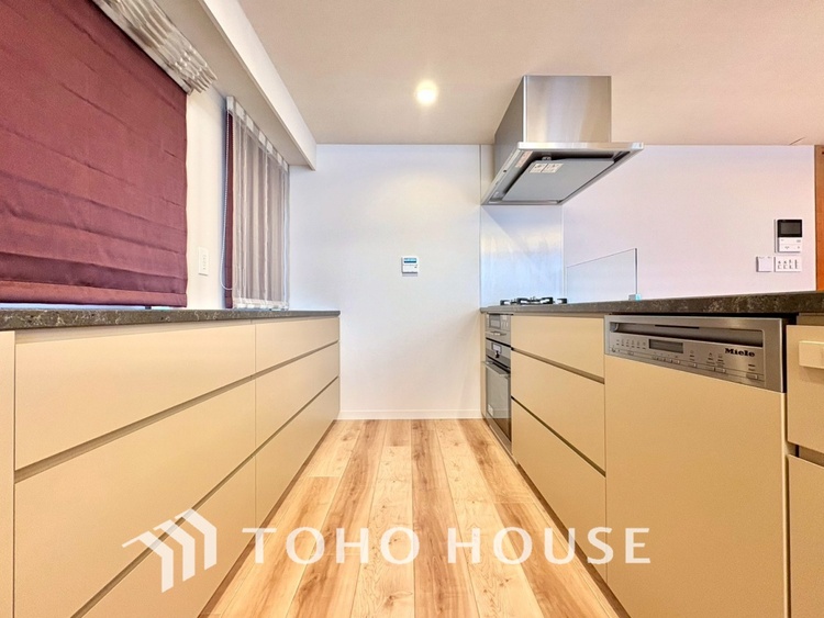 キッチン 【KITCHEN】◆ワクワク◆開放的で機能性も高いシステムキッチン。お子様は毎日のご飯にワクワク！