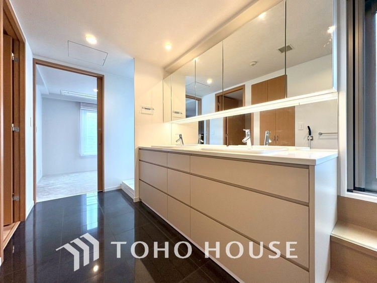 洗面 【WASHROOM】◆快適◆煌びやかな暮らしの中にも忘れたくない快適さ。大きな収納が助けてくれます。