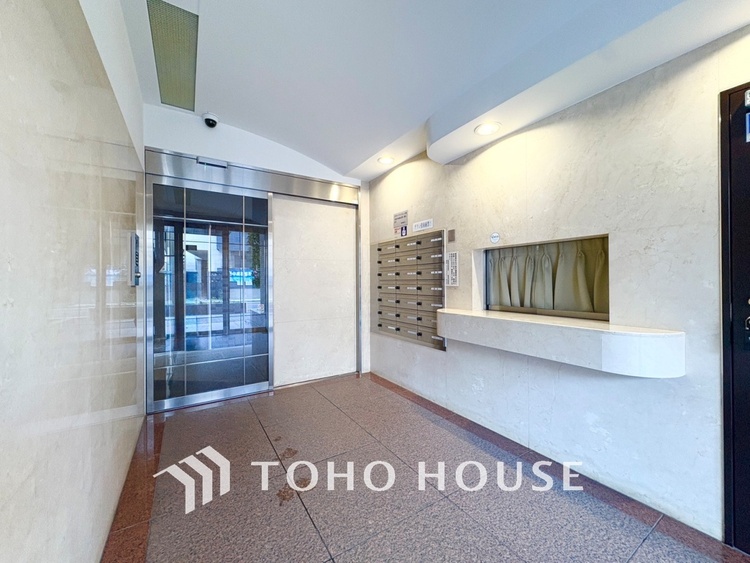 エントランス 【ENTRANCE】◆家族◆家で家族と過ごす時間は限られている。帰りを待つ家族の元へと急ぐときの弾む思い。そんな思いを引き立てる邸宅。