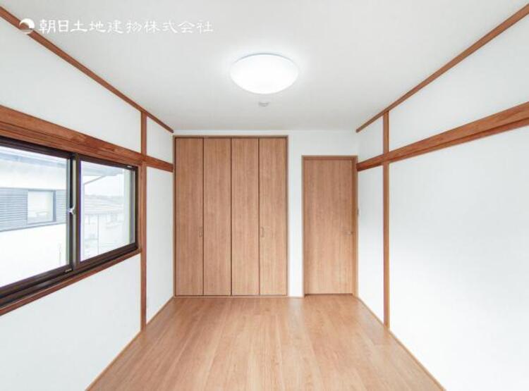 内装 陽光がたっぷりと取り込め大きな窓で広々と安らげる快適空間です窓からの眺めは気持ち良い解放感ある光景！おだやかな寛ぎを届けるお部屋で、趣味などの時間も充実した時間をアイデアや工夫次第で過ごせそうですね！ 