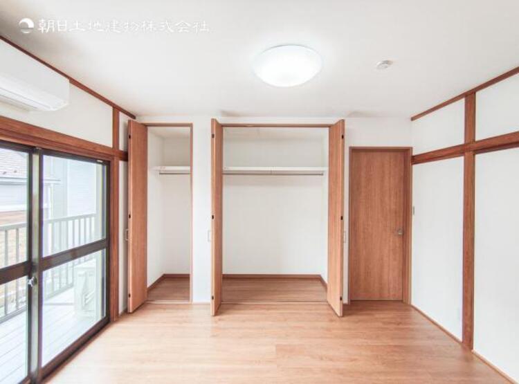 内装 採光を確保した明るい室内は風通しも良く穏やかな時が流れます！様々な生活スタイルにも対応可能な間取り。採光もアクセントの一つとして。この明るい好みの空間で読書をしたり、音楽を聞いたりと一人の時間も充実！ 