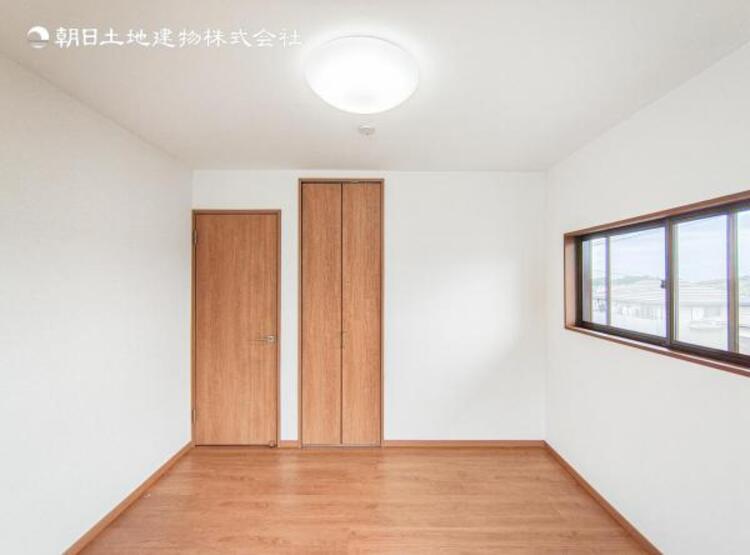 内装 自分の時間を充実させながら心豊かにできるプライベート空間！！穏やかな寛ぎを届ける仕様のゆとりある居室。個室のお部屋が欲しいという要望に応える設計で、過ごす時間が長くてもゆったり落ち着いて過ごせそう！！ 