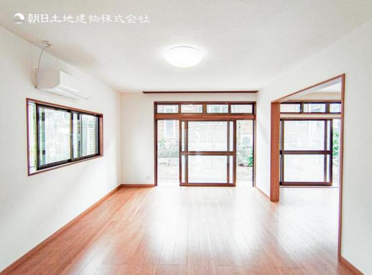 居間 家族の会話や笑顔が行き交うリビングで、子供を走り回らせたい。ダイニングテーブルでゆったり食事を堪能。光と風が溢れる開放的なリビングダイニングには、くつろぎの空間を生み自然と家族みんなが集まってきます 