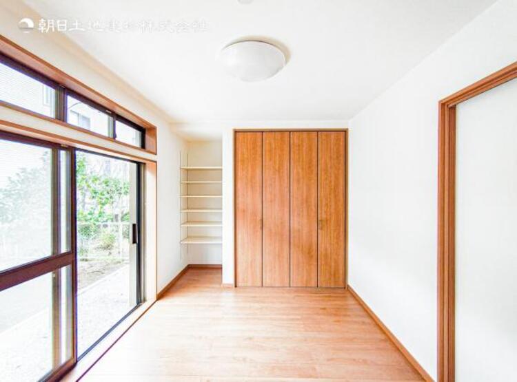 居間 お天気が晴れの日は照明をつけなくても充分明るいリビングです！どこか落ち着きのある広々とした内装です！皆で過ごす空間が、目に浮かんでくる様な優しいリビングダイニングです！くつろいだり楽しい時間を是非！ 