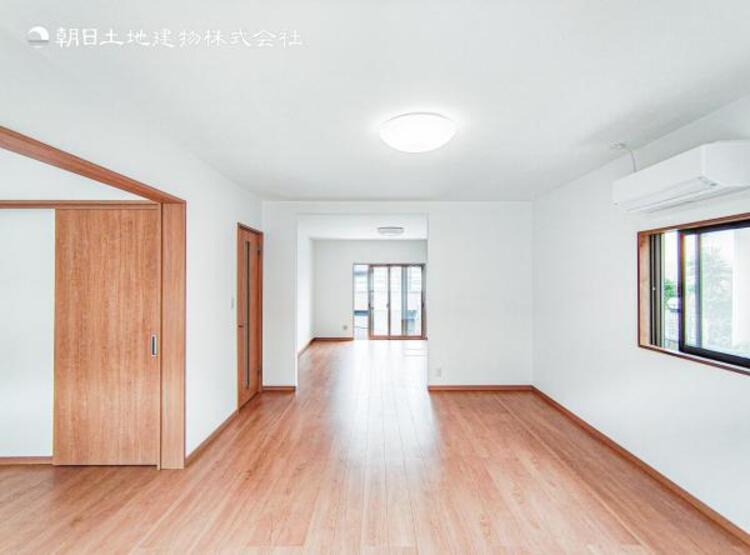 居間 リビングにあふれる採光と心地よい風のつどう調和された空間！！生活を彩る充実した日々が過ごせそうです。家族の滞在期間が長くなることを予測して、設計士が思いと工夫をこらした自慢のリビングダイニング！！！ 