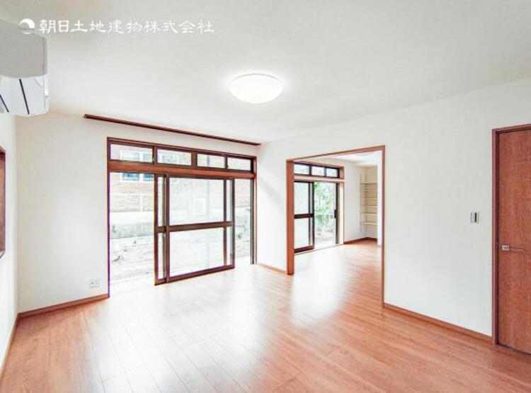 居間 開放感とプライベート感が見事に両立されたリビングダイニング！通常では相反するファクターがともにそろうと極上のくつろぎ空間が生まれます。だれにも譲りたくない至福の空間で過ごす日々は生活をより豊かにします 