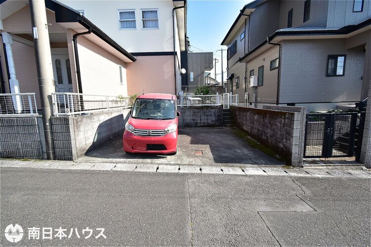 その他 【駐車場】駐車2台！前面道路も広く、交通量も少ないので駐車が苦手な方もゆっくりと駐車できます♪