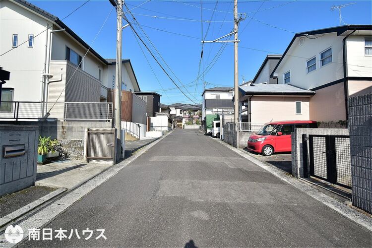 外観 【前面道路】南西向きの前面道路幅は約6.1ｍと余裕のある広さです♪交通量が少なく静かな住環境です♪