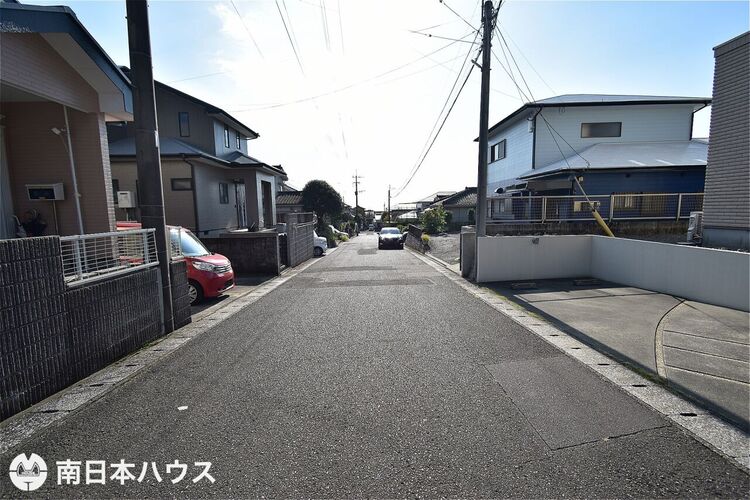 外観 【前面道路】南西向きの前面道路幅は約6.1ｍと余裕のある広さです♪交通量が少なく静かな住環境です♪