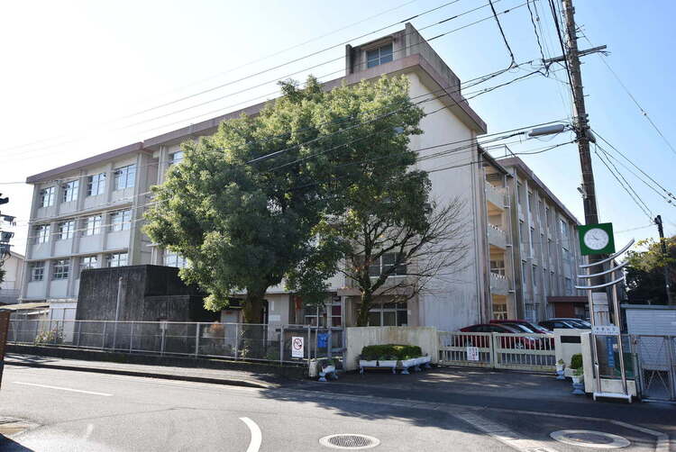 周辺 【鹿児島市立桜丘中学校】は、桜ヶ丘2丁目に位置する1978年創立の中学校です。令和4年度の生徒数は425人で、15クラスあります。校訓は「自主の鐘」です。 徒歩 約2分（約120m）