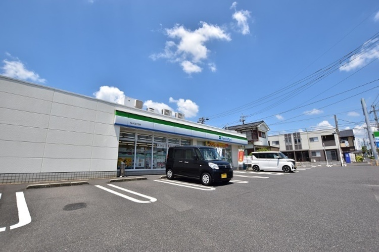 周辺 【ファミリーマート桜ヶ丘五丁目店】は、鹿児島市桜ヶ丘五丁目34番５に位置する桜ヶ丘中央交差点近くのコンビニエンスストアです。駐車場有、店内には鹿児島銀行のATMがあります。 徒歩 約7分（約560m）