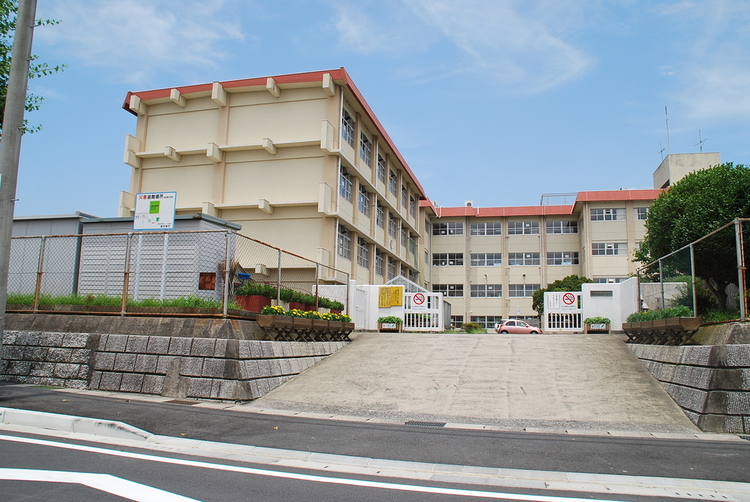 周辺 【鹿児島市立桜丘東小学校】は、桜ヶ丘6丁目に位置する1982年創立の小学校です。令和4年度の生徒数は401人で、15クラスあります。校訓は「やる気　思いやり　たくましさ」… 徒歩 約4分（約300m）