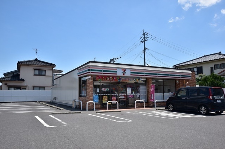 周辺 【セブンイレブン桜ヶ丘6丁目店】鹿児島市桜ヶ丘6丁目にあるコンビニです。設備・サービス　ATM、マルチコピー機、お会計セルフレジ、店舗留置サービスなど 徒歩 約5分（約330m）