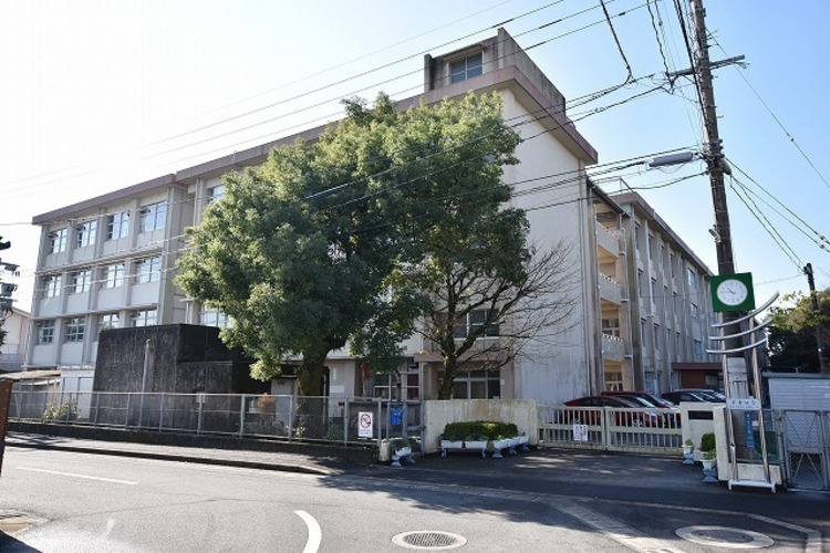 周辺 【鹿児島市立桜丘中学校】は、桜ヶ丘2丁目に位置する1978年創立の中学校です。令和4年度の生徒数は425人で、15クラスあります。校訓は「自主の鐘」です。 徒歩 約15分（約1170m）