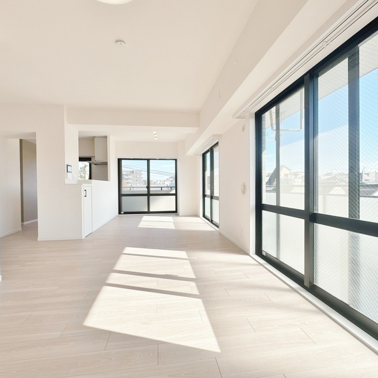 居間 忙しく過ぎゆく日常を置き去るほど、ゆったりした時間が流れるリビング。