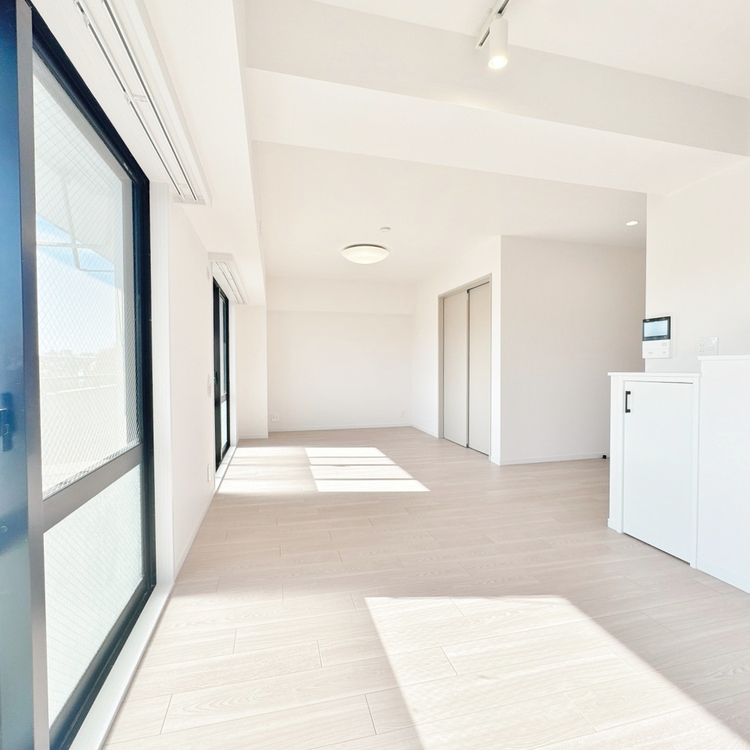 居間 飾り過ぎないシンプルな内装と偏り過ぎないデザインで統一しました。