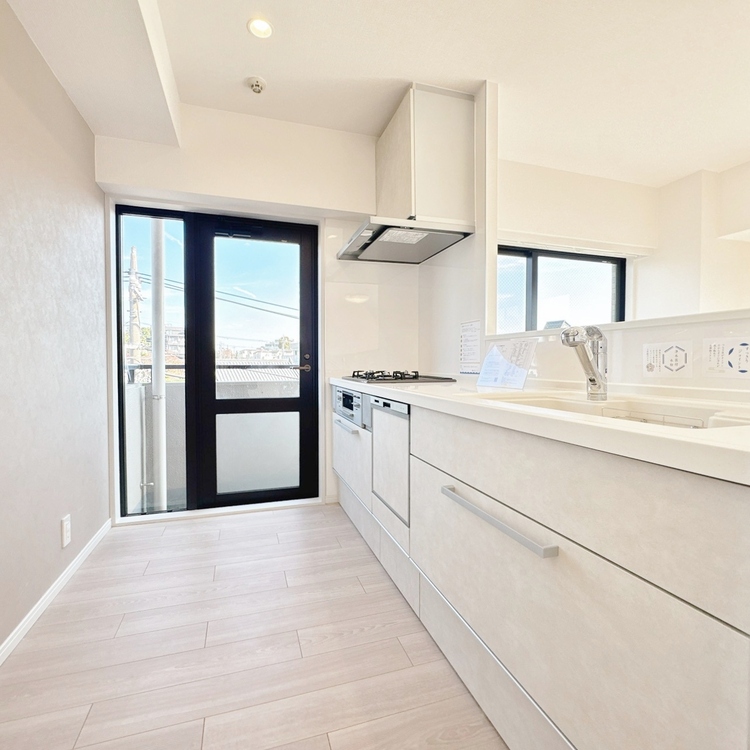 キッチン スマートな意匠と充実の機能を備えたキッチンが、暮らしにおいしい彩りを添えます。