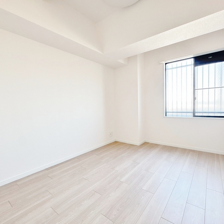 寝室 ベッドも十分に設置するスペースがあります。