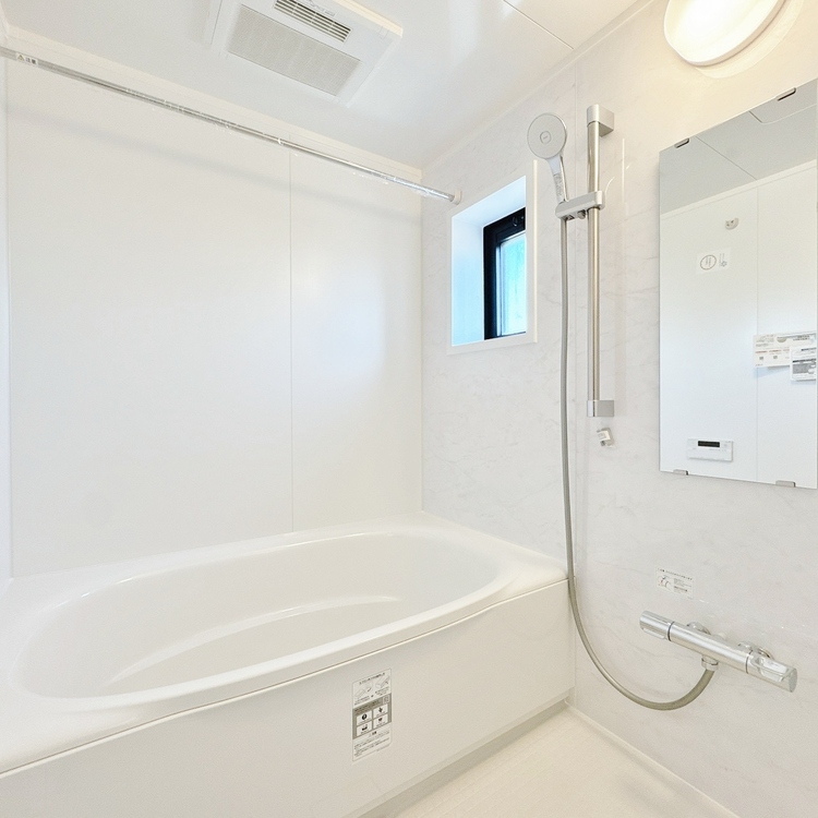 風呂 一日の疲れを癒すバスルームは、心地よいリラックスを叶える清潔感溢れる空間です。