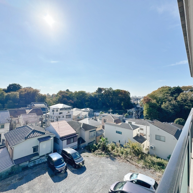 バルコニー 窓を開けると広がる青空。心をリフレッシュして日々を過ごしていきましょう。